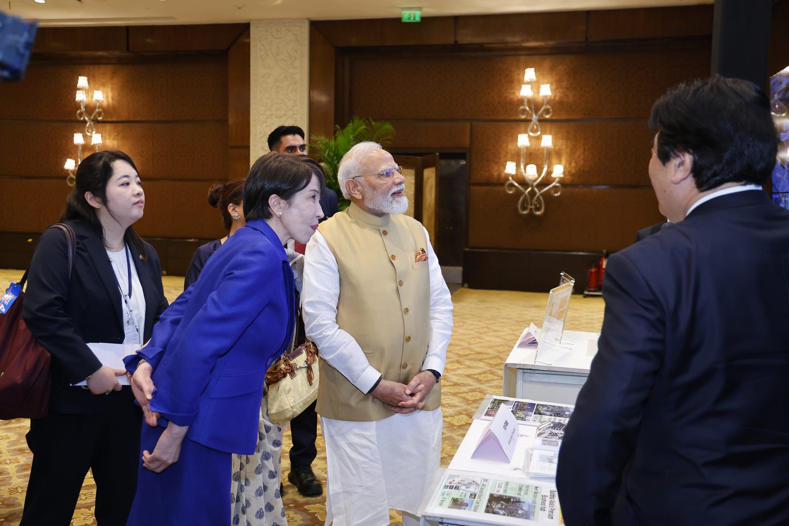Prime Minister Modi walking the company exhibits (Photo: JETRO)